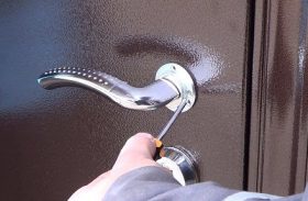 Замена дверной ручки металлической двери в Рощино