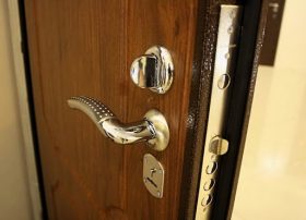 Замена входной двери в квартире в Рощино