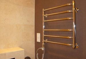 Установка электрического полотенцесушителя в ванной в Рощино
