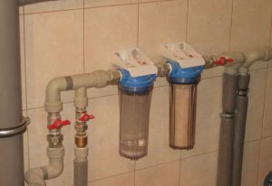 Установка проточного фильтра для воды в Рощино